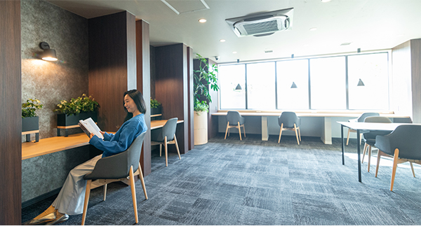 お子様を見守りながらおしゃべりや読書を楽しめるキッズスペース!