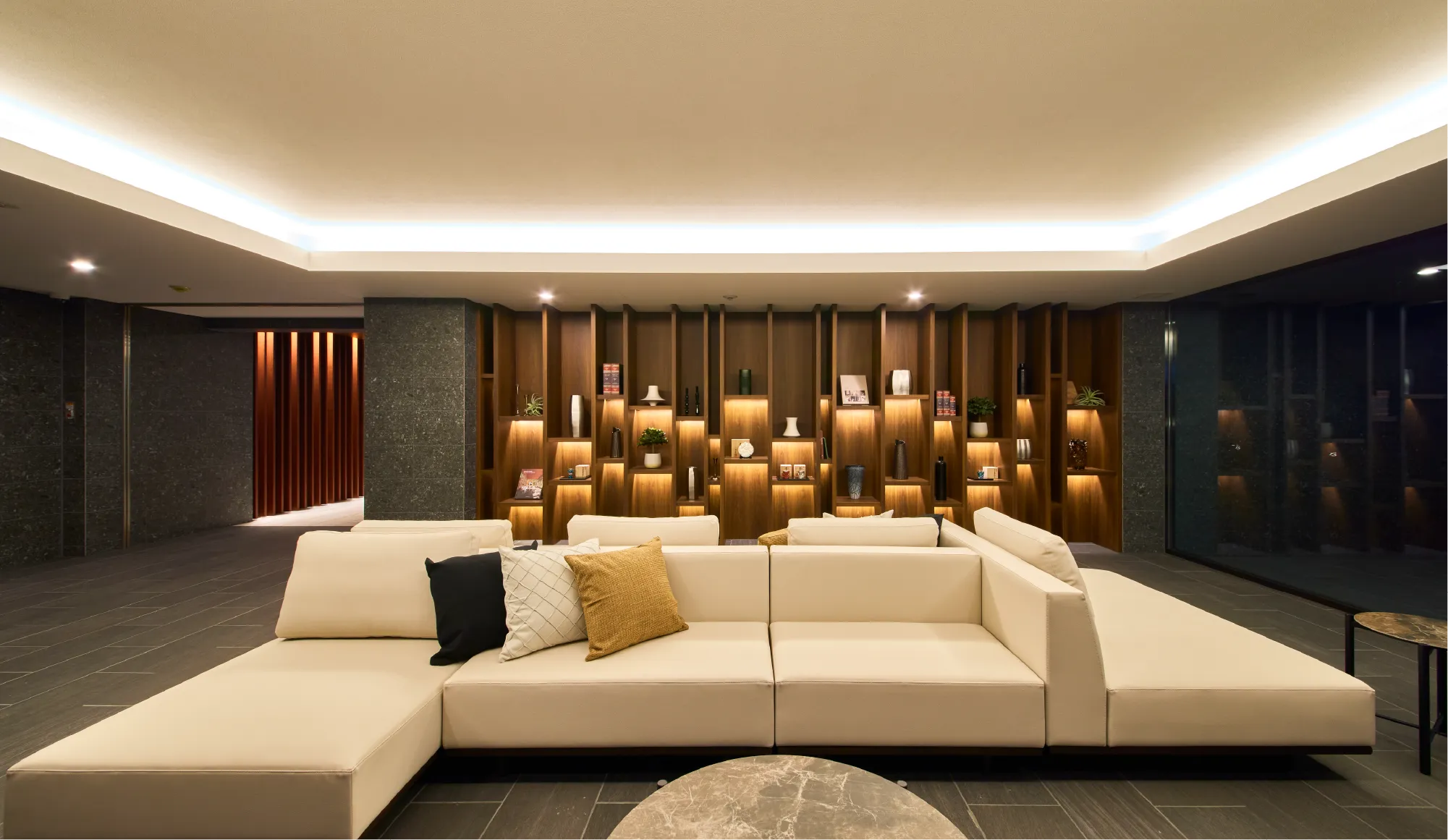 ENTRANCE LOUNGE